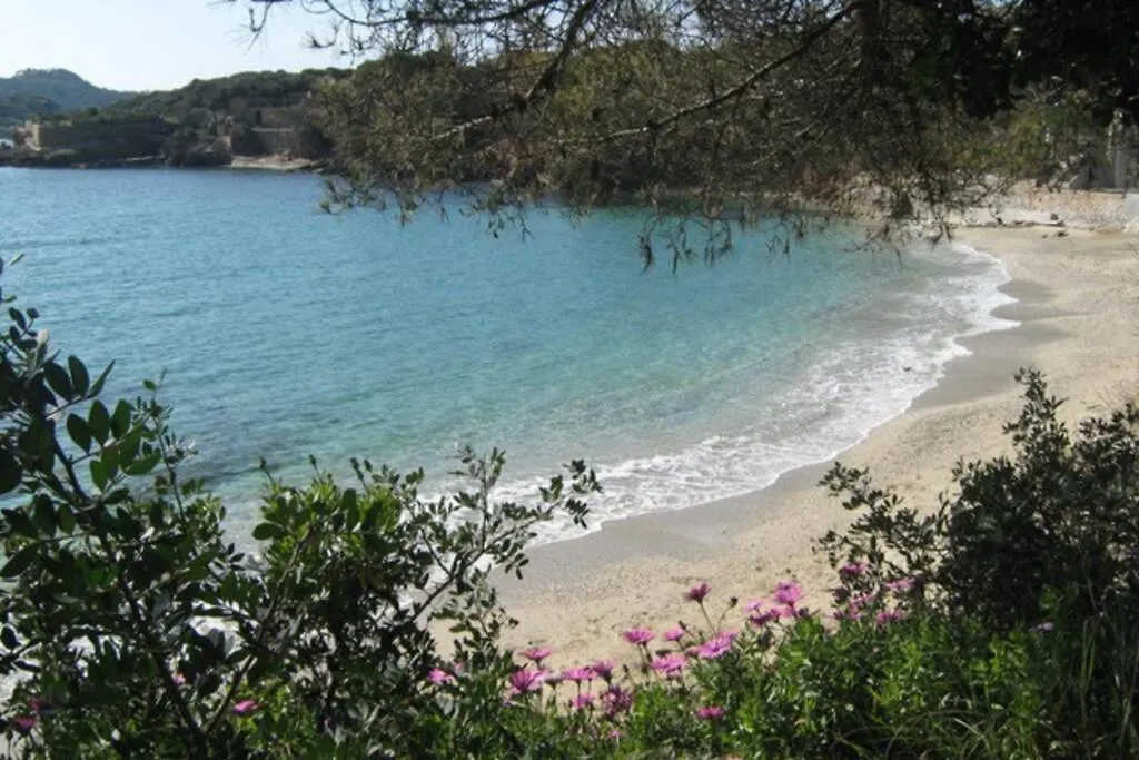 La Tour Fondue Appartement vue mer Grand T2 face a Porquerolles Drap serviette non fournis Hyères France